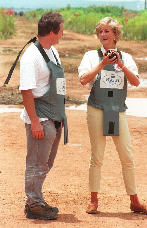 La princesse de Galles, Lady Di, visite un champ de mines anti-personnelles à Dirico en Angola, le 15 janvier 1997.