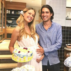 Petra Nemcova, enceinte, et son fiancé Benjamin Larretche fêtent leur baby-shower. Septembre 2019.
