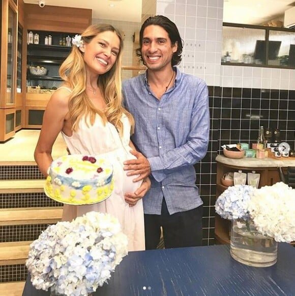 Petra Nemcova, enceinte, et son fiancé Benjamin Larretche fêtent leur baby-shower. Septembre 2019.