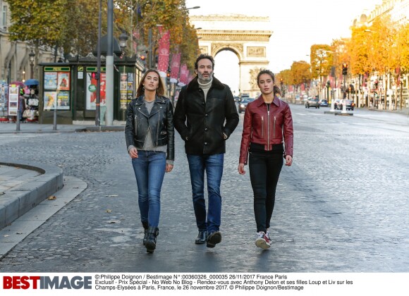 Rendez-vous avec Anthony Delon et ses filles Loup et Liv sur les Champs-Elysées à Paris, France, le 26 novembre 2017. © Philippe Doignon/Bestimage