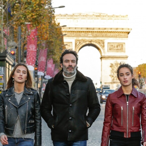 Rendez-vous avec Anthony Delon et ses filles Loup et Liv sur les Champs-Elysées à Paris, France, le 26 novembre 2017. © Philippe Doignon/Bestimage