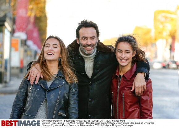 Rendez-vous avec Anthony Delon et ses filles Loup et Liv sur les Champs-Elysées à Paris, France, le 26 novembre 2017. © Philippe Doignon/Bestimage