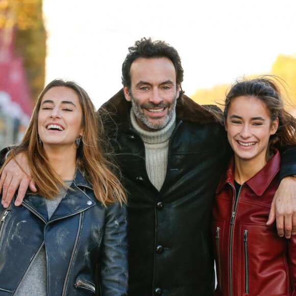 Rendez-vous avec Anthony Delon et ses filles Loup et Liv sur les Champs-Elysées à Paris, France, le 26 novembre 2017. © Philippe Doignon/Bestimage