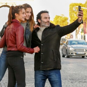  Rendez-vous avec Anthony Delon et ses filles Loup et Liv sur les Champs-Elysées à Paris, France, le 26 novembre 2017. © Philippe Doignon/Bestimage