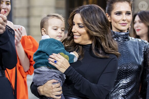 Eva Longoria et son fils Santiago lors du défilé L'Oréal Paris 2019 à la Monnaie de Paris le 28 Septembre 2019 pendant la fashion week. © Olivier Borde / Bestimage