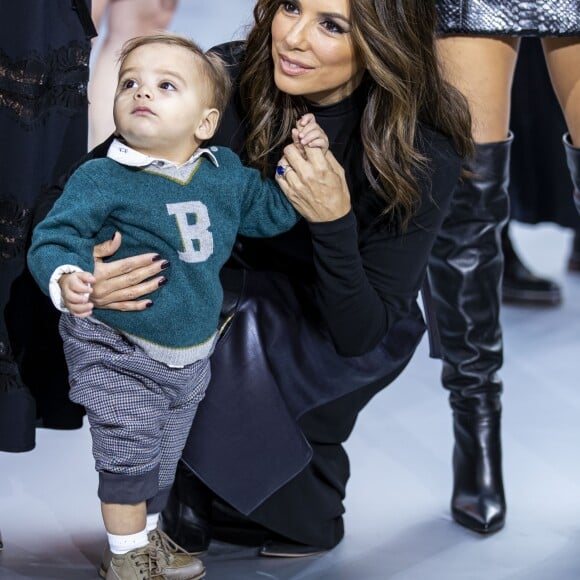 Eva Longoria et son fils Santiago lors du défilé L'Oréal Paris 2019 à la Monnaie de Paris le 28 Septembre 2019 pendant la fashion week. © Olivier Borde / Bestimage