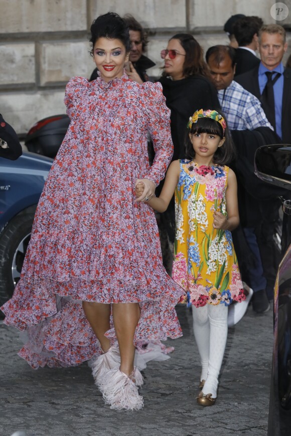 Aishwarya Rai et sa fille à l'issue du défilé L'Oréal à la Monnaie de Paris, le 28 septembre 2019.