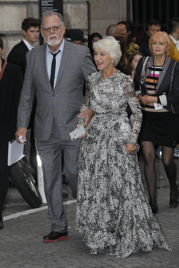 Helen Mirren et son mari à l'issue du défilé L'Oréal à la Monnaie de Paris, le 28 septembre 2019.