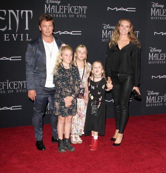 Luke Hemsworth avec sa femme Samantha Hemsworth et ses enfants Alexandre, Harper et Ella Hemsworth à la première de Maleficent: Mistress of Evil au théâtre El Capitan dans le quartier de Hollywood à Los Angeles, le 30 septembre 2019