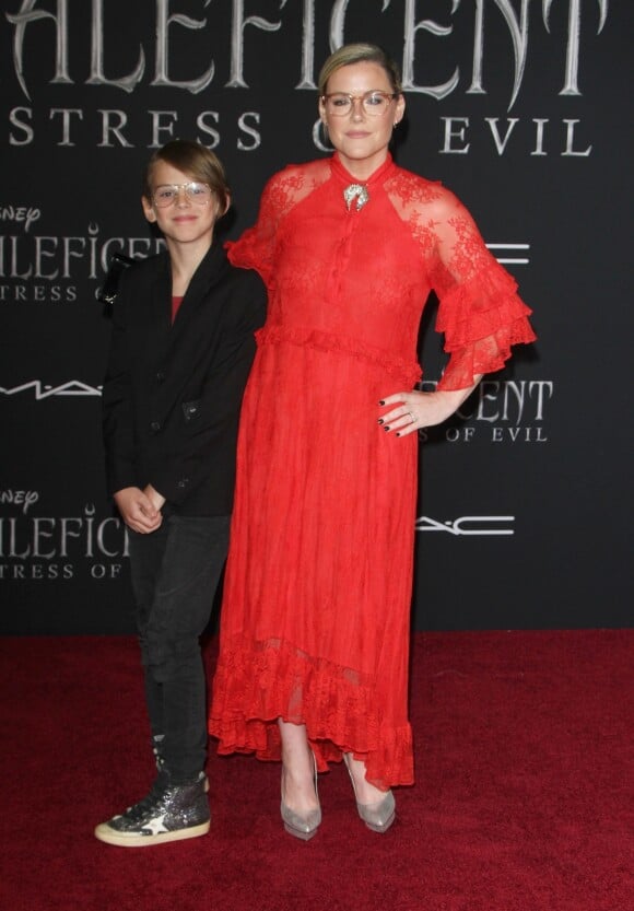 Kathleen Robertson et son fils William Robert Cowles à la première de Maleficent: Mistress of Evil au théâtre El Capitan dans le quartier de Hollywood à Los Angeles, le 30 septembre 2019