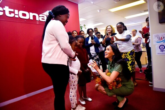 Meghan Markle, duchesse de Sussex, visite une école de Johannesburg où les élèves sont sensibilisés contre la violence faite aux jeunes filles par une association locale, le 30 septembre 2019.