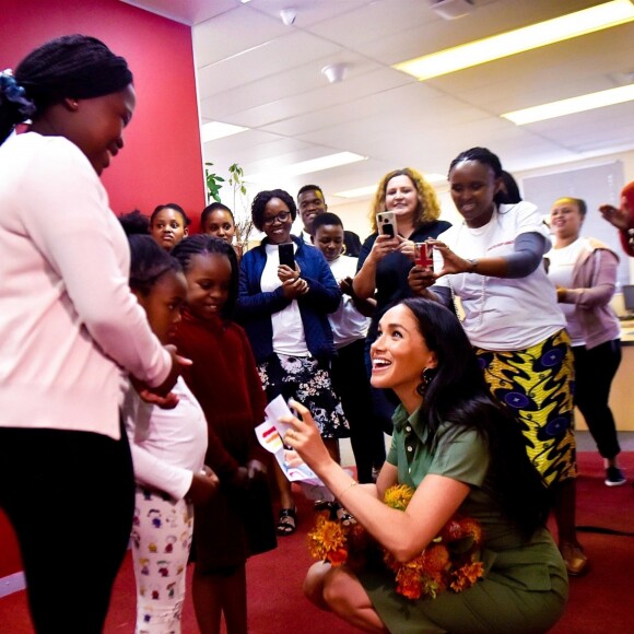 Meghan Markle, duchesse de Sussex, visite une école de Johannesburg où les élèves sont sensibilisés contre la violence faite aux jeunes filles par une association locale, le 30 septembre 2019.