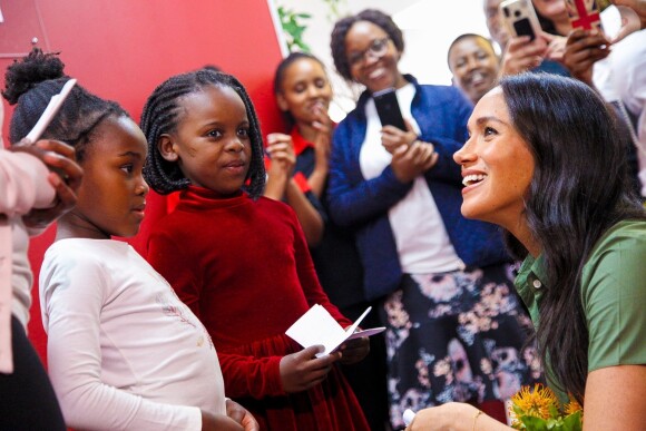 Meghan Markle, duchesse de Sussex, visite une école de Johannesburg où les élèves sont sensibilisés contre la violence faite aux jeunes filles par une association locale, le 30 septembre 2019.