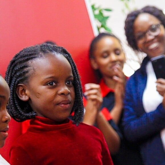 Meghan Markle, duchesse de Sussex, visite une école de Johannesburg où les élèves sont sensibilisés contre la violence faite aux jeunes filles par une association locale, le 30 septembre 2019.