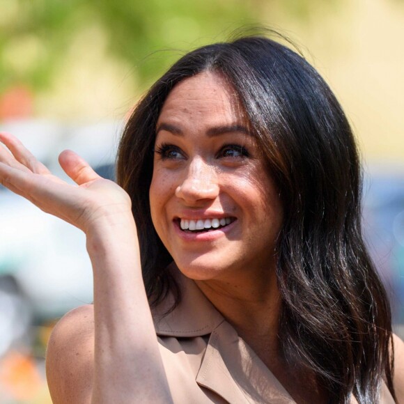 Meghan Markle, duchesse de Sussex, à l'Université de Johannesburg où elle participe à une table ronde avec l'Association des universités du Commonwealth, dont elle est la marraine à Johannesburg, Afrique du Sud, le 1er octobre 2019. La duchesse de Sussex porte une robe sans manches de la marque "Banana Republic".  The Duchess of Sussex visits the University of Johannesburg where she will attend a round table discussion with the Association of Commonwealth Universities of which she is patron, on October 1st, 2019.01/10/2019 - Johannesburg