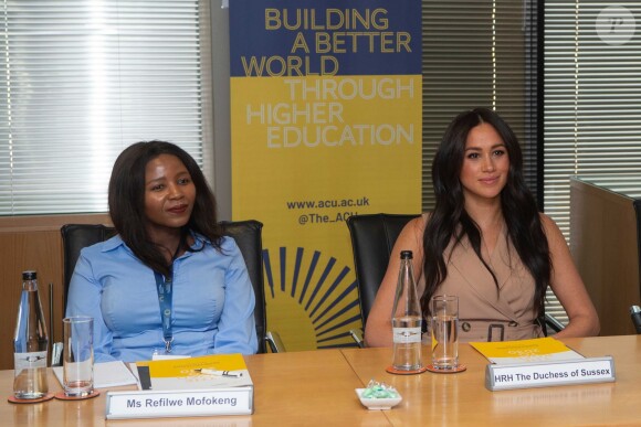 Meghan Markle, duchesse de Sussex, à l'Université de Johannesburg où elle participe à une table ronde avec l'Association des universités du Commonwealth, dont elle est la marraine à Johannesburg, Afrique du Sud, le 1er octobre 2019. La duchesse de Sussex porte une robe sans manches de la marque "Banana Republic".  The Duchess of Sussex visits the University of Johannesburg where she will attend a round table discussion with the Association of Commonwealth Universities of which she is patron, on October 1st, 2019.01/10/2019 - Johannesburg