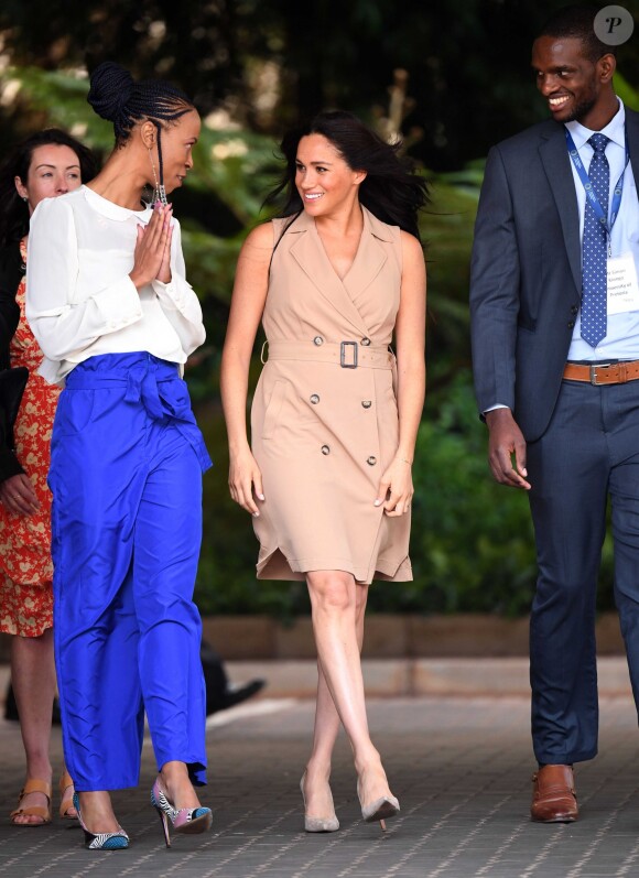 Meghan Markle, duchesse de Sussex, à l'Université de Johannesburg où elle participe à une table ronde avec l'Association des universités du Commonwealth, dont elle est la marraine à Johannesburg, Afrique du Sud, le 1er octobre 2019. La duchesse de Sussex porte une robe sans manches de la marque "Banana Republic".  The Duchess of Sussex visits the University of Johannesburg where she will attend a round table discussion with the Association of Commonwealth Universities of which she is patron, on October 1st, 2019.01/10/2019 - Johannesburg