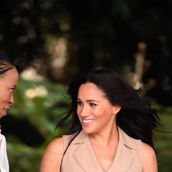 Meghan Markle, duchesse de Sussex, à l'Université de Johannesburg où elle participe à une table ronde avec l'Association des universités du Commonwealth, dont elle est la marraine à Johannesburg, Afrique du Sud, le 1er octobre 2019. La duchesse de Sussex porte une robe sans manches de la marque "Banana Republic".  The Duchess of Sussex visits the University of Johannesburg where she will attend a round table discussion with the Association of Commonwealth Universities of which she is patron, on October 1st, 2019.01/10/2019 - Johannesburg