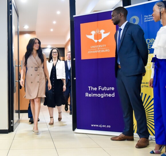 Meghan Markle, duchesse de Sussex, en visite à l'université de Johannesburg, à l'occasion de son voyage en Afrique du Sud. Le 1er octobre 2019. La duchesse de Sussex porte une robe sans manches "Banana Republic".  Johannesburg, SOUTH AFRICA - Meghan, Duchess of Sussex during a visit to the University of Johannesburg, South Africa, part of the Association of Commonwealth Universities (ACU), of which she was announced as Patron in January 2019.01/10/2019 - Johannesburg