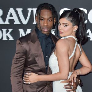 Travis Scott avec sa compagne Kylie Jenner à la première du prochain documentaire de Netflix Look Mom I Can Fly au Barker Hangar dans le quartier de Santa Monica à Los Angeles. Ce nouveau documentaire sera disponible à partir du 28 août sur Netflix. On y découvre des images inédites de T. Scott à ses débuts, jusqu'à son ascension aujourd'hui. Look Mom I Can Fly place les spectateurs au premier rang de la vie du rappeur, en s'intéressant à la sortie et aux répercussions d'Astroworld, son dernier album nommé aux Grammys. Le 27 août 2019