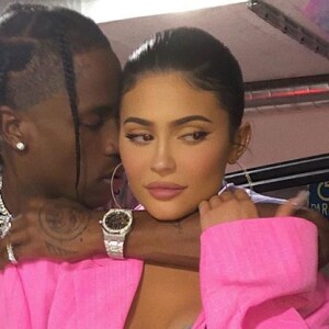 Kylie Jenner expose sa vie de famille sur Instagram- Elle pose avec son compagnon, Travis Scott.