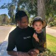 Kylie Jenner expose sa vie de famille sur Instagram- Travis Scott pose avec leur fille Stormi.
