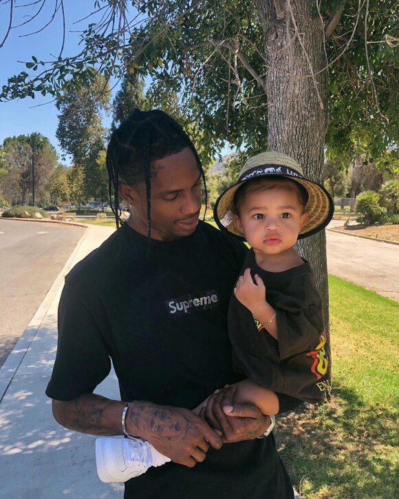 Kylie Jenner expose sa vie de famille sur Instagram- Travis Scott pose avec leur fille Stormi.