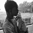 Kylie Jenner expose sa vie de famille sur Instagram- Travis Scott tient sa fille Stormi dans ses bras.