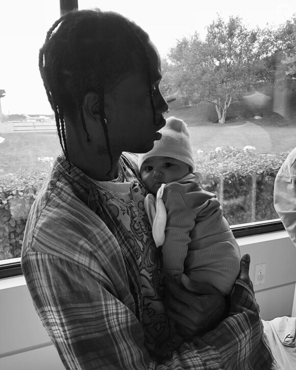 Kylie Jenner expose sa vie de famille sur Instagram- Travis Scott tient sa fille Stormi dans ses bras.