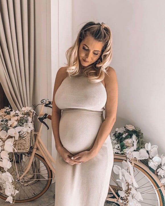 Jessica Thivenin enceinte et divine en robe, le 28 septembre 2019, sur Instagram