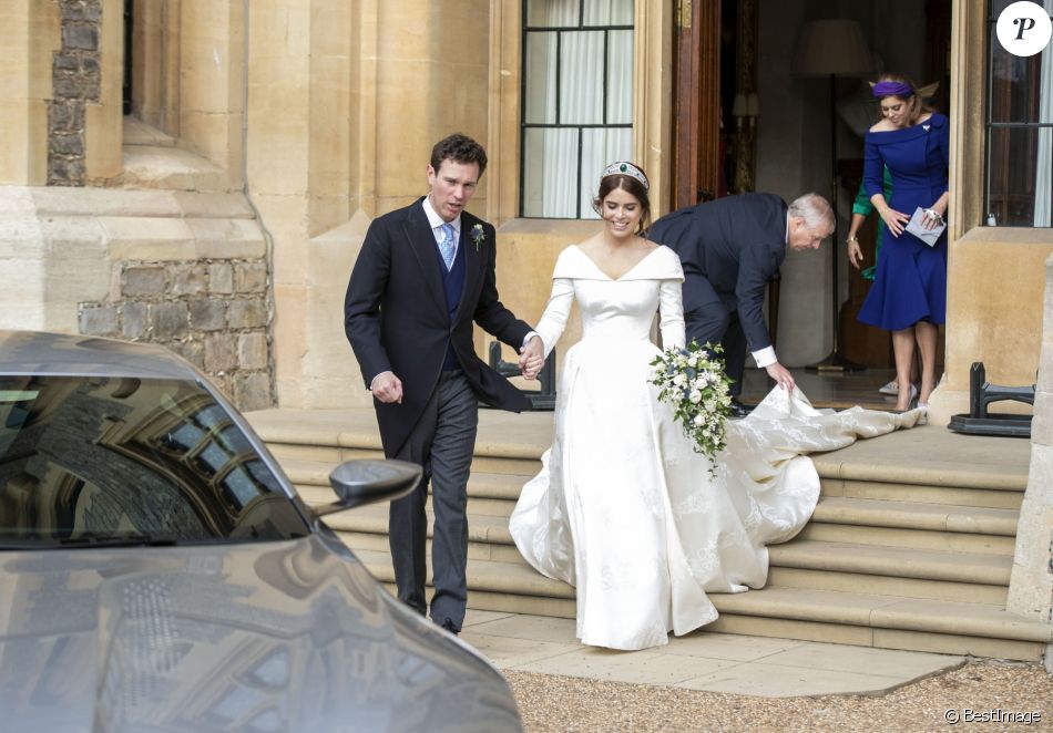 La princesse Eugénie et son mari Jack Brooksbank quittent le château de Windsor après leur mariage à bord d&#039;une Aston Martin le 12 octobre 2018 sous le regard de ses parents le prince Andrew, duc d&#039;York, Sarah Ferguson, duchesse d&#039;York et de sa soeur la princesse Béatrice.