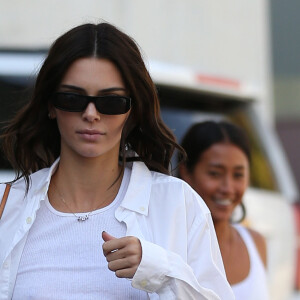 Kendall Jenner porte un short en jean, un débardeur blanc sans soutien-gorge et des Birkenstocks en balade dans le quartier de Beverly Hills à Los Angeles, le 25 septembre 2019.