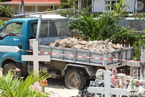 Exclusif - Illustration des travaux en cours à côté de la tombe de Johnny Hallyday au cimetière de Lorient à Saint Barthélemy le 17 septembre 2019. La construction concerne un caveau de 4 places qui accueillera la tombe de Johnny.