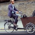 Exclusif - James Middleton fait ses courses quotidiennes sur son vélo triporteur Babboe Dog-E cargo avec ses chiens à Londres, au Royaume-Uni, le 3 juin 2019.