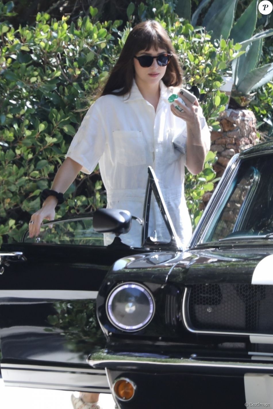 Dakota Johnson Dakota Johnson Celebre Son 30eme Anniversaire Au Domicile De Son Compagnon C Martin En Presence De Ses Amis Et Ses Parents Malibu Le 5 Octobre Purepeople