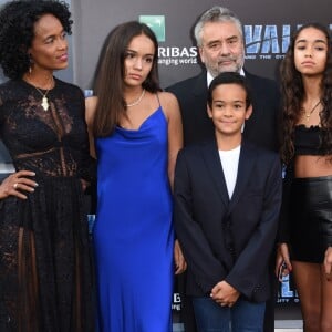 Luc Besson avec sa femme Virginie Besson-Silla et ses enfants Thalia Besson, Sateen Besson et Mao Besson à la première de 'Valerian and the City of a Thousand Planets' au théâtre Chinois à Hollywood, le 17 juillet 2017 © Chris Delmas/Bestimage