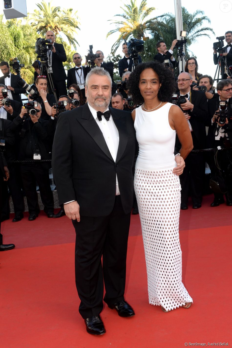 Luc Besson et sa femme Virginie Silla à la montée des marches du film &quot;The Last Face&quot; lors du 69ème Festival International du Film de Cannes le 20 mai 2016. © Rachid Bellak / Bestimage
