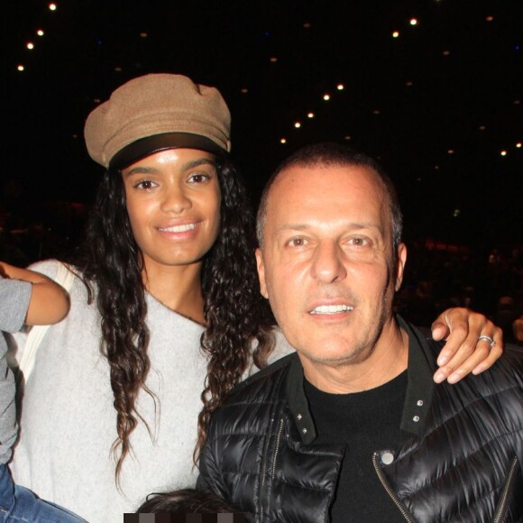 Exclusif- Jean-Roch avec sa femme Anaïs et leurs trois enfants Rocky, Santo et Cielo- People au spectacle de Chantal Goya, "Le soulier qui vole" au Palais des Congrès à Paris le 5 octobre 2019. © Philippe Baldini/Bestimage 