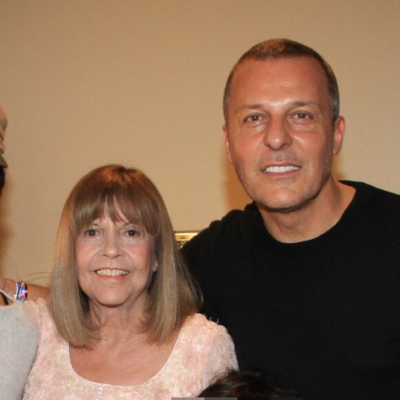 Exclusif- Jean-Roch avec sa femme Anaïs et leurs trois enfants Rocky, Santo et Cielo- People au spectacle de Chantal Goya, "Le soulier qui vole" au Palais des Congrès à Paris le 6 octobre 2019. © Philippe Baldini/Bestimage 