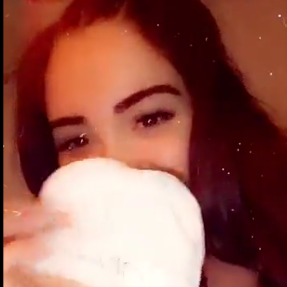 Nabilla Benattia dévoile l'un des bonnets de son fils Milann, le 8 octobre 2019, sur Snapchat