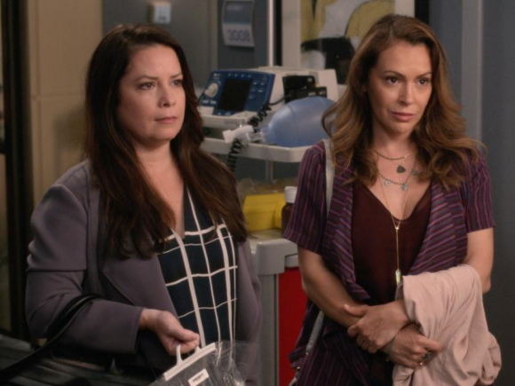 ABC a partagé cette photo d'Alyssa Milano et Holly Marie Combs de dans la 16e saison de Grey's Anatomy.