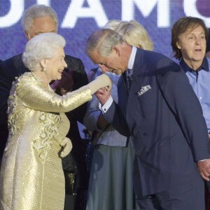 La reine Elizabeth, le prince Charles, Paul McCartney et Elton John lors du concert en l'honneur du jubilé de diamant devant le palais de Buckhingam, en 2012.