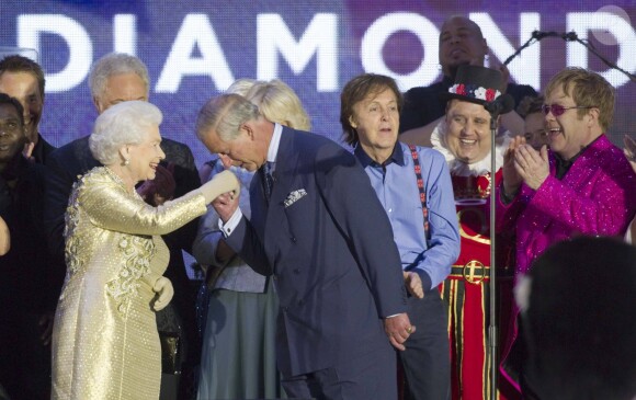 La reine Elizabeth, le prince Charles, Paul McCartney et Elton John lors du concert en l'honneur du jubilé de diamant devant le palais de Buckhingam, en 2012.