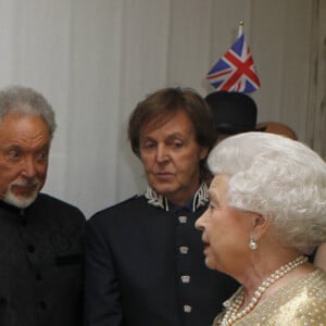 Elizabeth II, Elton John, Cliff Richards, Shirley Bassey, Tom Jones et Paul McCartney au jubilé de diamant de la reine à Londres en 2012.