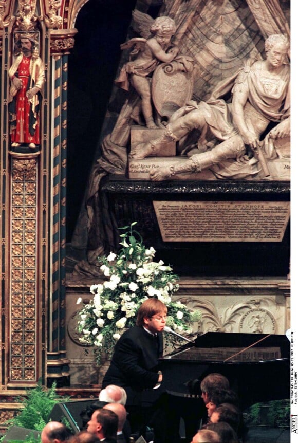 Elton John aux funérailles de Diana à Londres en 1997.