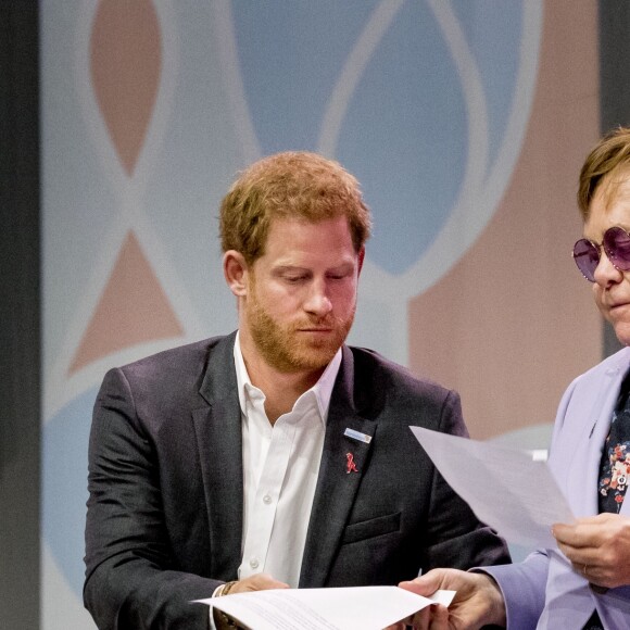 Elton John et le prince Harry participent à la conférence internationale "AIDS" à Amsterdam aux Pays-Bas le 24 juillet 2018.