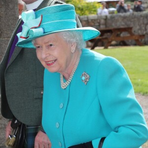 La reine Elisabeth II d'Angleterre assiste à la vente des oeuvres réalisée par Braemar et Crathie dans le but de récolter des fonds pour l'église de Crathie, Écosse, Royaume Uni , le 18 août 2019.