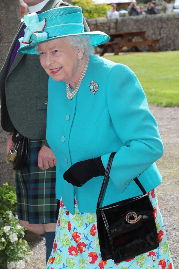 La reine Elisabeth II d'Angleterre assiste à la vente des oeuvres réalisée par Braemar et Crathie dans le but de récolter des fonds pour l'église de Crathie, Écosse, Royaume Uni , le 18 août 2019.