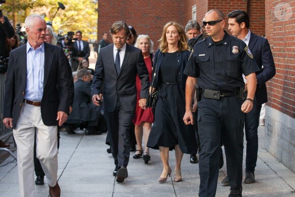 L'actrice Felicity Huffman et son mari William H. Macy à la sortie du tribunal de Boston, Massachusetts, Etats-Unis, le 13 septembre 2019.