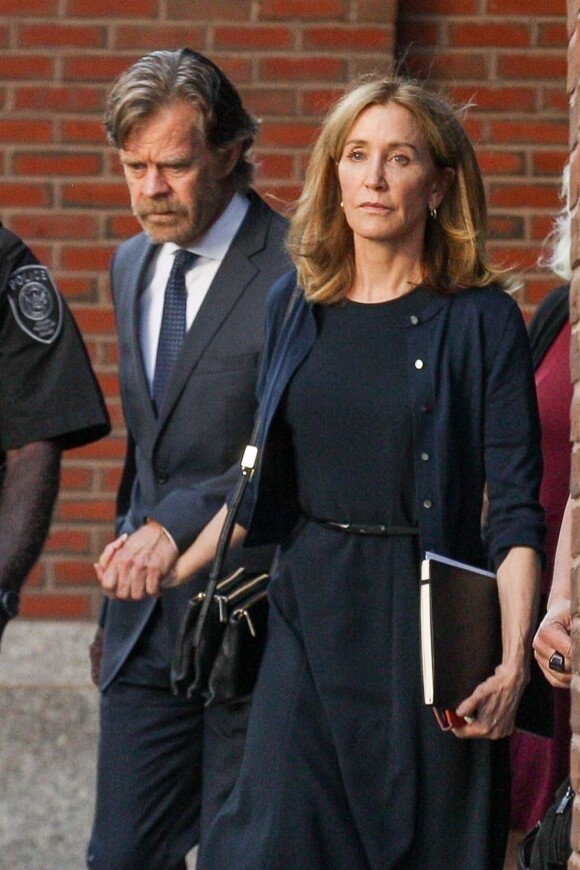 L'actrice Felicity Huffman et son mari William H. Macy à la sortie du tribunal de Boston, Massachusetts, Etats-Unis, le 13 septembre 2019.